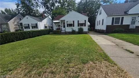12332 Park Knoll Dr, Garfield Heights, OH 44125