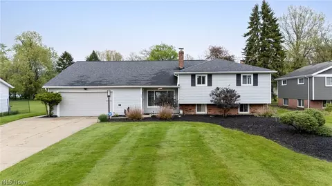 823 Belwood Dr, Highland Heights, OH 44143