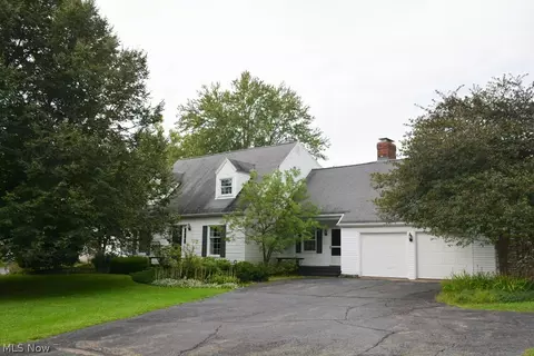 71 Maple Hill Dr, Chagrin Falls, OH 44022