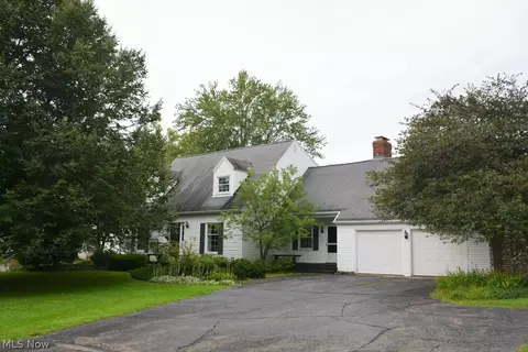 71 Maple Hill Dr, Chagrin Falls, OH 44022