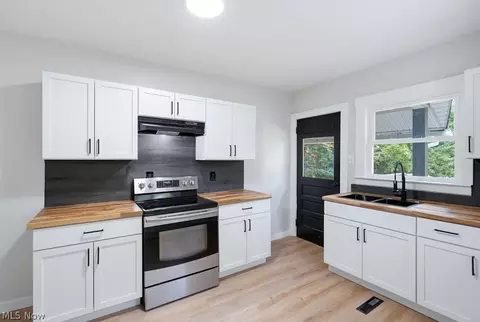 Kitchen - 522 Massillon Rd, Akron, OH 44306 photo 1 of 3
