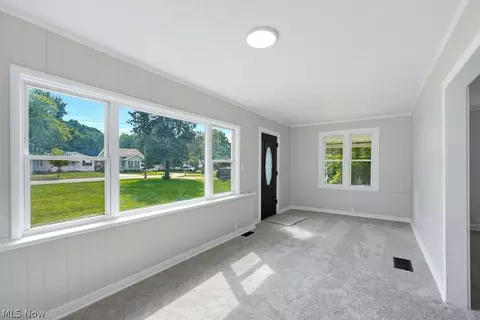 Living - 522 Massillon Rd, Akron, OH 44306 photo 1 of 4