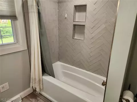Bath - 376 Wallace Dr, Berea, OH 44017 photo 2 of 3