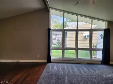 Living - 376 Wallace Dr, Berea, OH 44017 photo 2 of 4