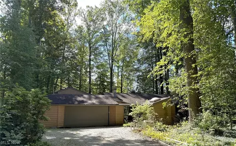 9657 Kim Dr, Chesterland, OH 44026