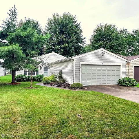 8882 Holly Ln #59, Olmsted Falls, OH 44138