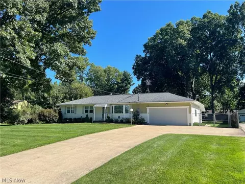 686 Shook Rd, Akron, OH 44319