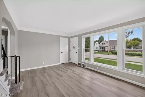 Living - 29148 Barjode Rd, Willowick, OH 44095 photo 2 of 4