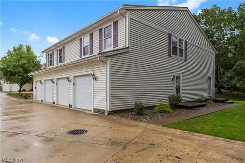 9995 Independence Dr #8B, North Royalton, OH 44133