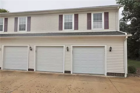 9995 Independence Dr #8B, North Royalton, OH 44133