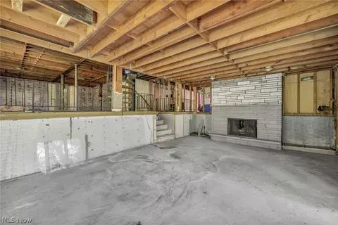 Living - 246 Windward Dr, Elyria, OH 44035 photo 2 of 3