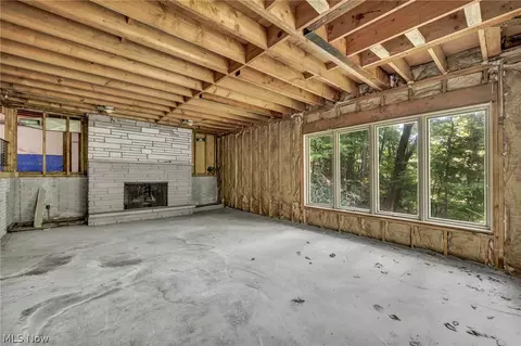 Living - 246 Windward Dr, Elyria, OH 44035 photo 1 of 3