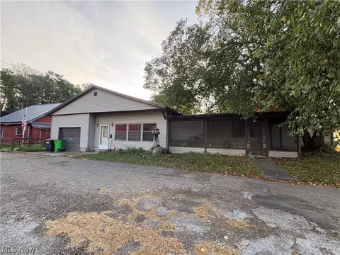 101 Mcconnell St, Uhrichsville, OH 44683