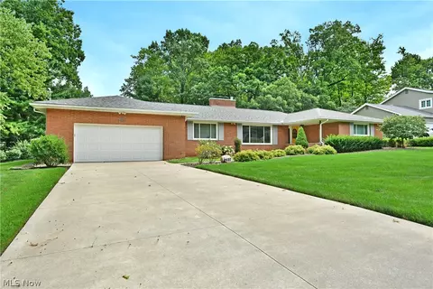 8637 Squirrel Hill Dr NE, Warren, OH 44484