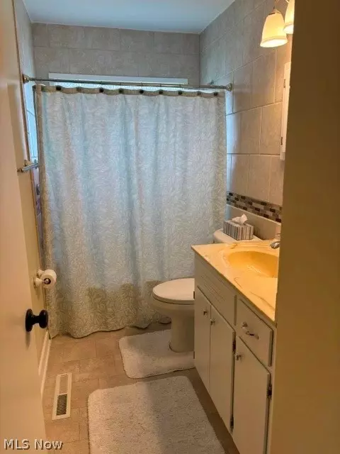 Bath - 224 E Slingluff Ave, Dover, OH 44622 photo 1 of 3