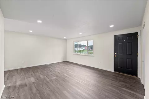 Living - 5830 Beech Dr, Mentor On The Lake, OH 44060 photo 2 of 4