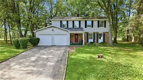 1922 Burr Oaks Ct, Austintown, OH 44515