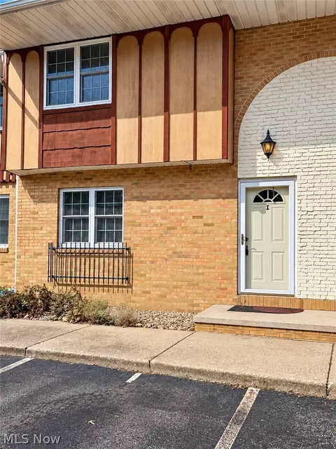 290 Lincoln St SW #I, Hartville, OH 44632