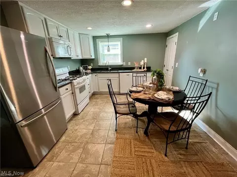Kitchen - 627 Poland Ave, Struthers, OH 44471 photo 2 of 3