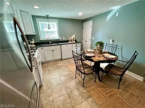 Kitchen - 627 Poland Ave, Struthers, OH 44471 photo 1 of 3