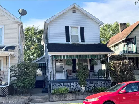 314 W 3rd St, Uhrichsville, OH 44683