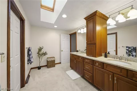 Bath - 280 Beech Ct, Aurora, OH 44202 photo 2 of 5