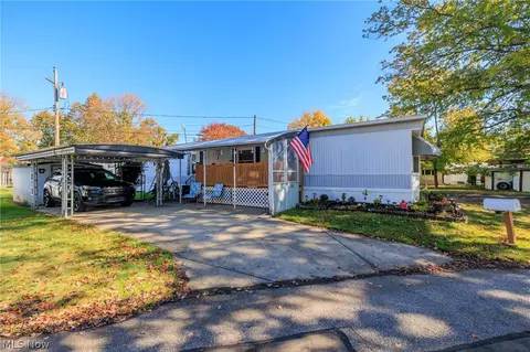 14 Van Ess Dr, Olmsted Twp, OH 44138