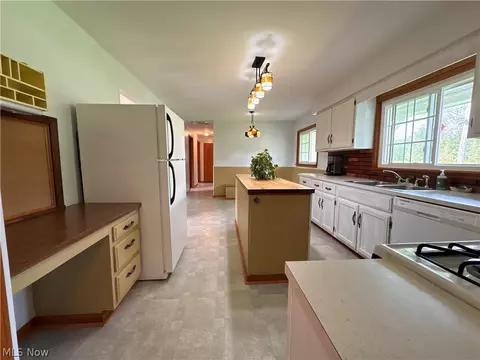 Kitchen - 28000 Aurora Rd, Solon, OH 44139 photo 4 of 4