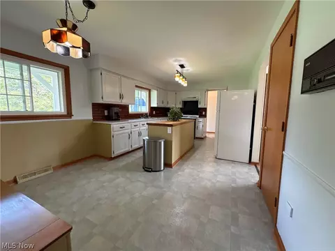 Kitchen - 28000 Aurora Rd, Solon, OH 44139 photo 3 of 4