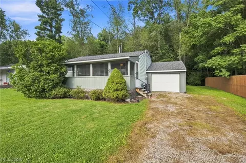933 Ray Ave NE, New Philadelphia, OH 44663