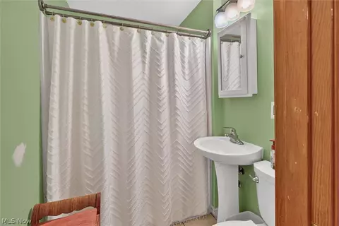 Bath - 2227 E 30th St, Lorain, OH 44055 photo 2 of 2