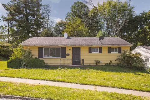 17614 Rook Cir, Cleveland, OH 44112