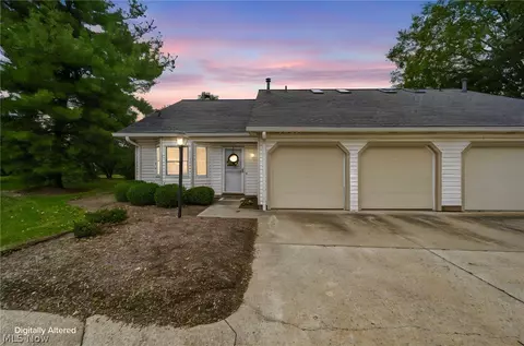 Exterior - 775 Hampton Cir #2, Aurora, OH 44202 photo 4 of 6