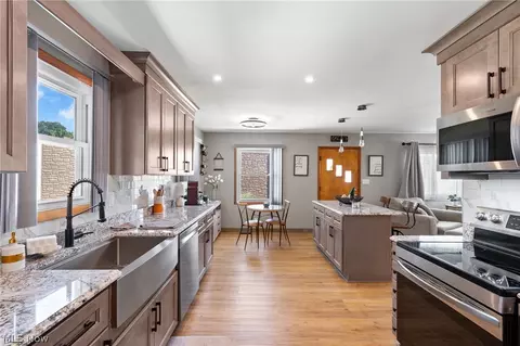 Kitchen - 634 Parkview Ave, Akron, OH 44310 photo 3 of 5