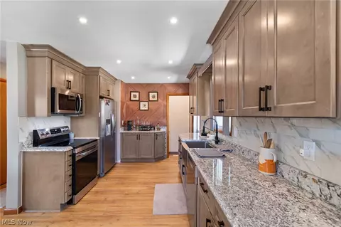 Kitchen - 634 Parkview Ave, Akron, OH 44310 photo 4 of 5