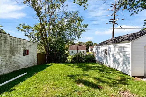 Exterior - 634 Parkview Ave, Akron, OH 44310 photo 2 of 4