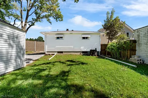 Exterior - 634 Parkview Ave, Akron, OH 44310 photo 3 of 4