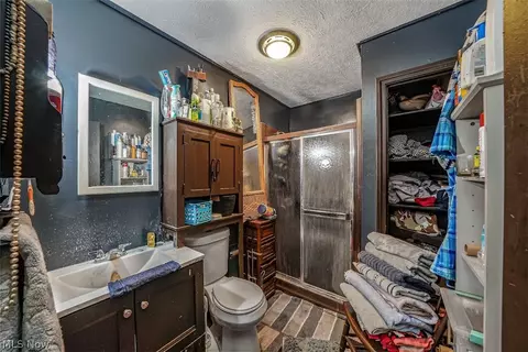 Bath - 7672 Lanese Dr, Windsor, OH 44099 photo 1 of 3
