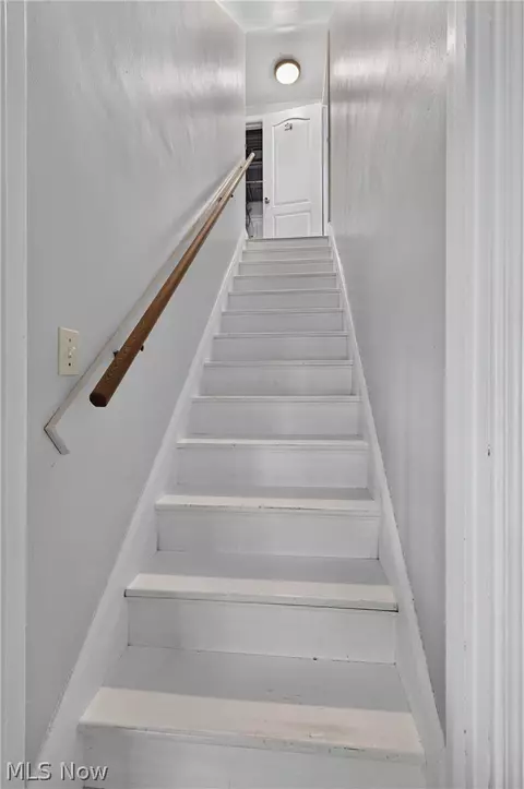 Entry Way - 65 Arlene Ave, Youngstown, OH 44512 photo 2 of 4