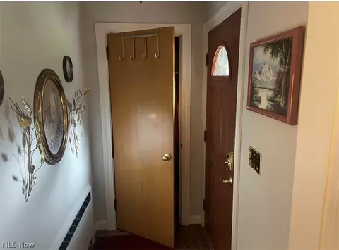 Entry Way - 6128 Lundy Ln, Boardman, OH 44512 photo 1 of 2