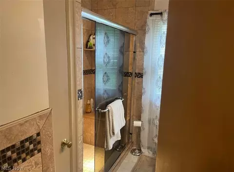 Bath - 6128 Lundy Ln, Boardman, OH 44512 photo 1 of 3