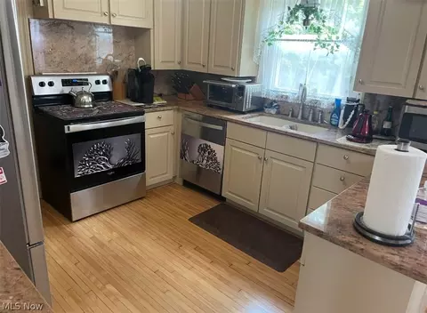Kitchen - 6128 Lundy Ln, Boardman, OH 44512 photo 3 of 3
