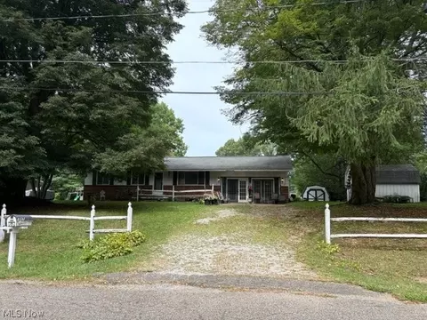 1207 Chaparrel Rd SW, Hartville, OH 44632