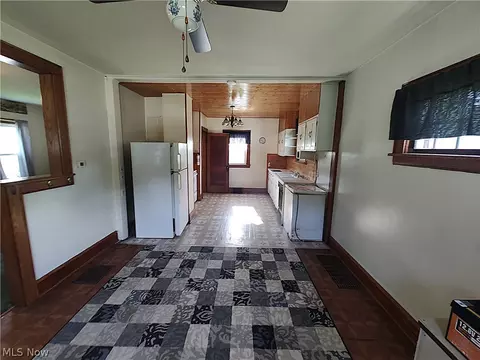 Entry Way - 6005 Hillcrest Ave, Ashtabula, OH 44004 photo 2 of 3