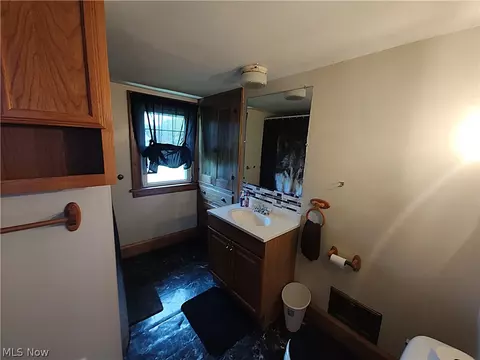 Bath - 6005 Hillcrest Ave, Ashtabula, OH 44004 photo 1 of 4