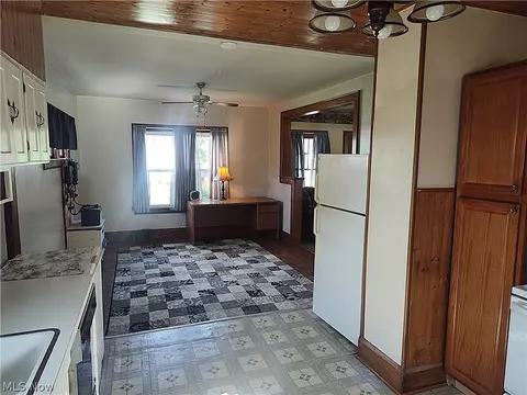 Entry Way - 6005 Hillcrest Ave, Ashtabula, OH 44004 photo 1 of 3