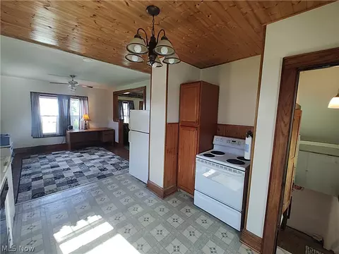 Kitchen - 6005 Hillcrest Ave, Ashtabula, OH 44004 photo 2 of 2