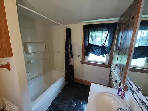 Bath - 6005 Hillcrest Ave, Ashtabula, OH 44004 photo 3 of 4