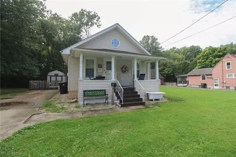 1069 Raymond St NW, Warren, OH 44485