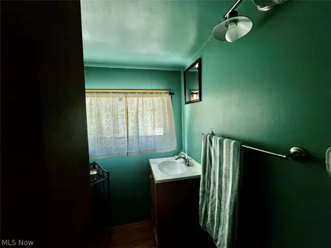 Bath - 1415 Eleanor Dr, Ashtabula, OH 44004 photo 2 of 3